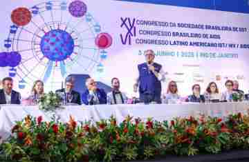  Brasil reduz transmissão do HIV vertical e pede certificado da Opas 